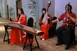 Iringan guzheng menyambut tamu HKETO Chinese New Year 2024 (Dok. Ang Tek Khun)
