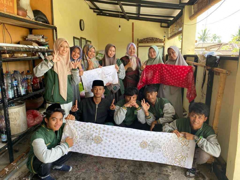 Kegiatan Kunjungan ke Pusat Produksi Batik Pandanarum, Tim KKN-T 15 Unira Malang Desa Pandanmulyo