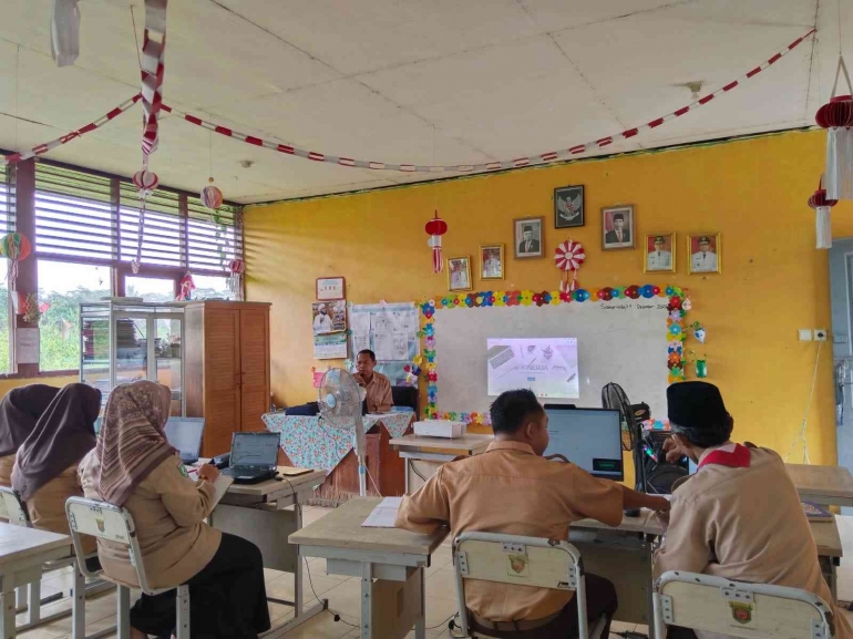 Penulis melakukan pendampingan dengan aksi nyata di Komunitas Belajar sekolah setelah mengajar di Hari Sabtu (Dokpri)