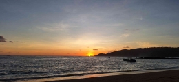 Matahari terbenam, tampak dari Pantai Kuta, Lombok (dokpri)
