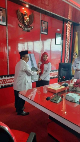 Ketua MUI Kota Bandar Lampung, Amiruddin, menerika kendaraan operasional di ruang kerja walikota Bandar Lampung, Eva Dwiana (Dokumen Pribadi) 