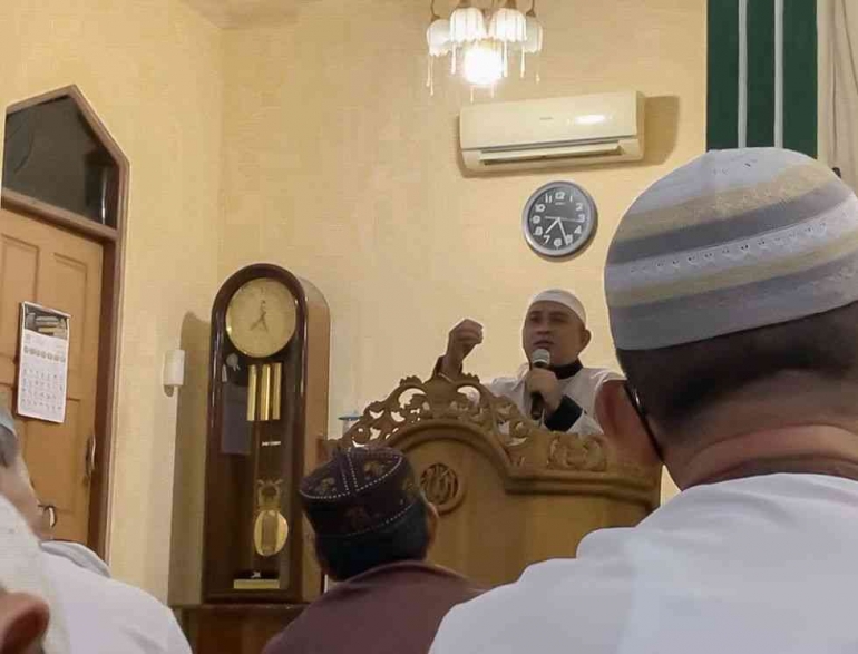 Ust. H. Riza Rahman, Lc. ketika menyampaikan kajian islami di  di  Masjid Sentosa. (dokumen pribadi)