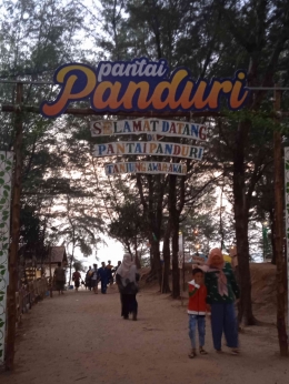 Gapura pintu masuk Pantai Panduri/Dok. Pribadi/Lya Munawaroh