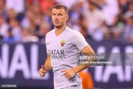 https://www.gettyimages.com/detail/news-photo/roma-forward-edin-dzeko-during-the-first-half-of-the-news-photo/1013463436?adppopup=true 