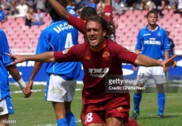 https://www.gettyimages.com/detail/news-photo/gabriel-batistuta-of-roma-celebrates-during-the-serie-a-news-photo/1569323?adppopup=true 