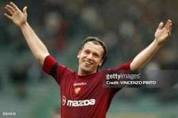 https://www.gettyimages.com/detail/news-photo/romas-striker-antonio-cassano-celebrates-after-scores-his-news-photo/3003478?adppopup=true 