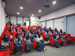 Di ruang bioskop mini di dalam museum, para peserta menonton film rempah-rempah dan film kebudayaan Banten (sumber gambar: doc Muthakin al-Maraky) 