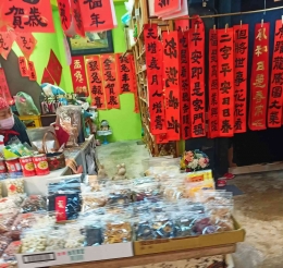 Salah satu pernak pernik yang dijual di Jalan Dihua. (Foto: Dokumentasi pribadi/Rania)