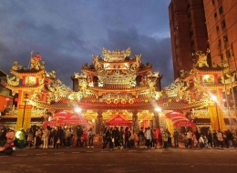 Suasana malam menjelang Imlek di Ciyou Songshan Temple Taiwan. (Foto: Dokumentasi pribadi/Rania)