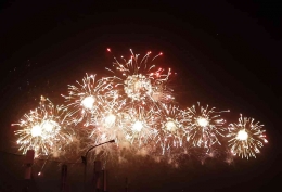 Pesta kembang api pada malam menjelang Imlek. (Foto: Dokumentasi pribadi/Rania)