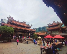 Longshan Temple menjelang Imlek ramai oleh pengunjung. (Foto: Dokumentasi pribadi/Rania)