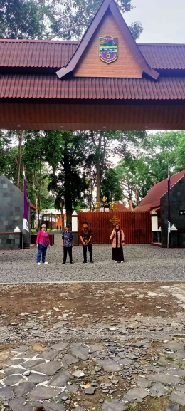 Dokpri. Kepala SMAN 3 Banjar, Dr. Endang Mulyadi dan tim, berfoto di depan aula pertemuan di Situs Karangkamulyan. 