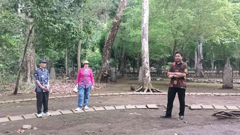 Dokpri. Kepala SMAN 3 Banjar, Dr. Endang Mulyadi dan Guru Sejarah, Arief Fatriansyah, S.Pd., mendampingi guru dari Australia di Situs Karangkamulyan.