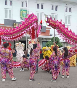 Pertunjukan tari Liong dan Barongsai di halaman balai kota Madiun saat perayaan Imlek 2024 (dokpri)