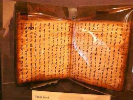 Buku Batak tempo doeloe, disebut Buku Lak-Lak atau Buku dari kulit kayu. Foto : en.wikipedia.org