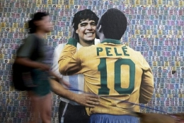 ilustrasi: Pele, legenda sepak bola Brasil, meninggal dunia pada 29 Desember 2022. (Photo by Juan MABROMATA / AFP via kompas.com)
