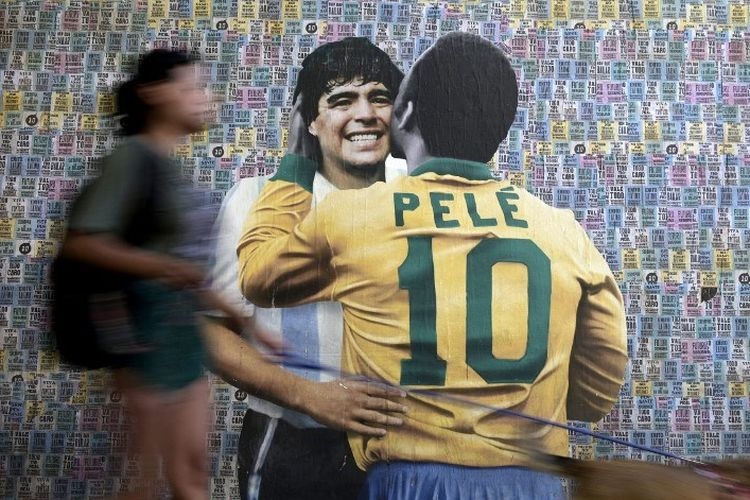 ilustrasi: Pele, legenda sepak bola Brasil, meninggal dunia pada 29 Desember 2022. (Photo by Juan MABROMATA / AFP via kompas.com)