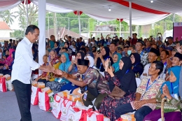 Presiden Jokowi membagikan bansos di lapangan sepak bola Klumpit Tingkir Salatiga, Jawa Tengah. (Dok. Sekretariat Presiden via kompas.com)