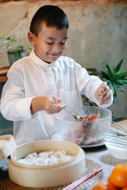 Photo by Angela Roma : https://www.pexels.com/photo/little-asian-boy-mixing-ingredients-for-dumplings-7364014/ 
