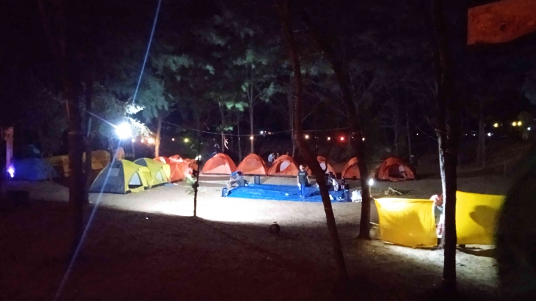 Suasana camping ground di Pantai Panduri saat malam hari/Dok. Pribadi/Lya Munawaroh