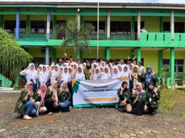 Dokumen Pribadi: Foto Bersama Tim KKN UNISNU Raguklampitan, Duta Genre Favorit Putri Jawa Tengah, dan Siswa MTS Miftahul Huda Raguklampitan.