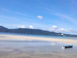 Air laur surut terlihat pasir putih halus yang indan menghiasi laut (Sumber : Dokpri)