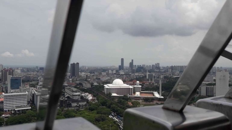 Mesjid Istiqlal terlihat jelas dan megah dari atas Monas (Foto : Dokpri Amelia)