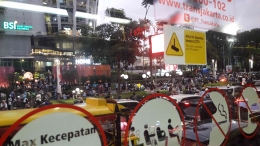 Kerumunan massa pendukung Prabowo Gibran di depan FX Mall , Dekat Gelora Bung Karno (Foto : Dokpri Amelia)