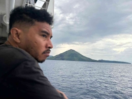 dari atas anjungan kapal, Ahmed Siauta mengabadikan pesona gunung api (Ganapus) di Banda, 2024
