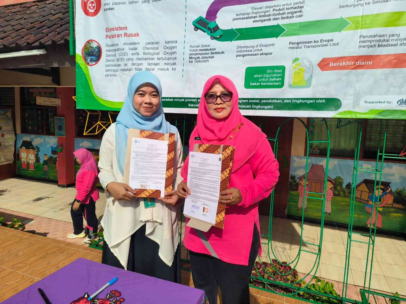 "Minyak Jelantah Jadi Biodiesel" Program Sekolah Tersenyum Di SDN Kebon ...