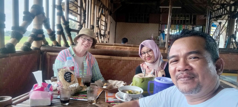 Dokpri. Makan di warung bambu, Bulak Langensari Kota Banjar Patroman. 