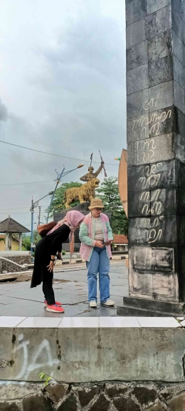 Dokpri. Mrs. Shellee dan Krisma Yuanti, sedang mengamati aksara kuno di tugu perbatasan Jabar - Jateng. 