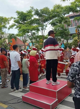 Pak Walikota memberangkatkan kirab barongsai dan marching band di depan balai kota Madiun (dokpri)