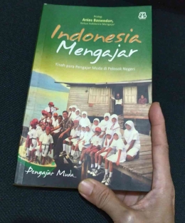 Buku berjudul Indonesia Mengajar. Sumber gambar dokumen pribadi.