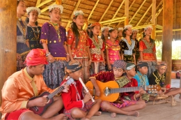 Masyarakat Adat Lindu, Sigi, Sulteng dengan pakaian adat dan alat kesenian mereka | Wahyu handra/Mongbay Indonesia