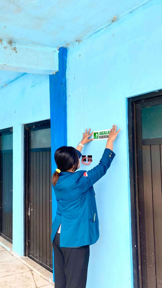 Gambar Pemasangan Sign Peringatan Untuk Menjaga Kebersihan di Kolam Renang Embung Sekembang (Sumber : Dokumen Pribadi)