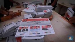 Melipat surat suara merupakan salah satu kegiatan dalam menghadapi Pemilu | cnbcindonesia.com
