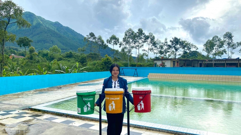 Gambar Peletakan Tempat Sampah 3 Jenis di Kolam Renang Embung Sekembang (Sumber : Dokumen Pribadi)