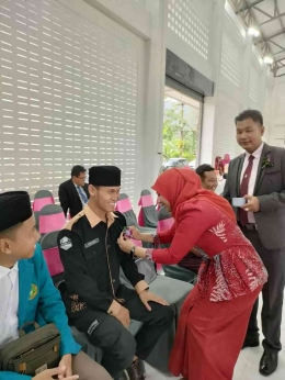 Pemberian penghormatan kepada A. Nurchoirul Imam (Mahasiswa Unira Malang) didampingi oleh Director (Mr. Zakee Sama-ae (16-01-2024), (foto : Choirul)