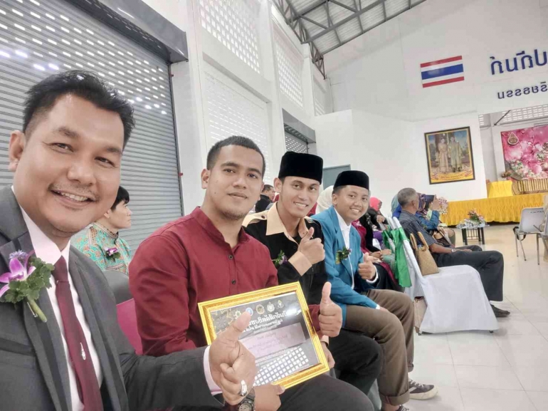 Foto bersama Director (Mr. Zakee Sama-ae), Teacher Pencak Silat (Mr. Suhaiming) dan Mahasiswa Unira Malang (A. Nurchoirul Imam). Selasa, 16-01-2024