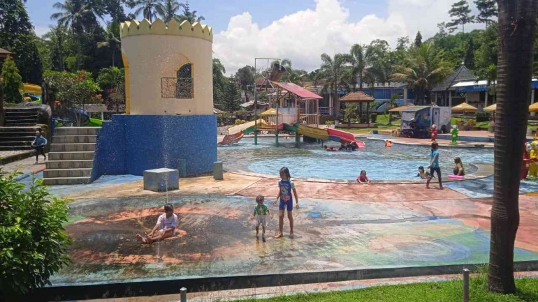 Dayu dan Dania bermain di Pikatan Waterpark / dokpri