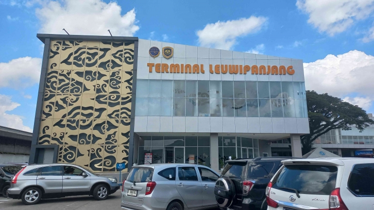 Area depan Terminal Leuwipanjang. (Dokumentasi pribadi Raja Lubis)