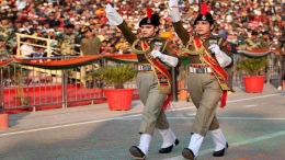 Dua tentara wanita sedang mengikuti parade di New Delhi. | Sumber: indiatvnews.com