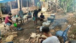 Muda mudi sedang menyiapkan Makanan Tamu. sumber: Ridwan Amsyah