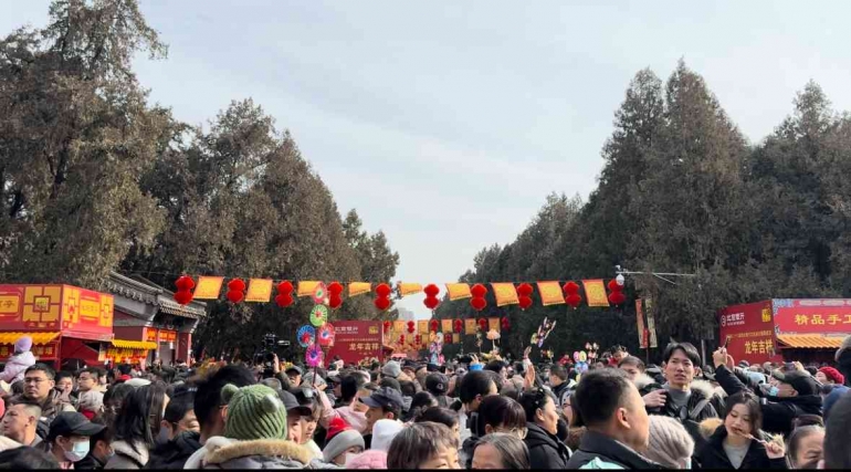 Lautan Manusia Warnai Temple Fair di Kuil Bumi Beijing. Sumber Foto: Dokumentasi Pribadi