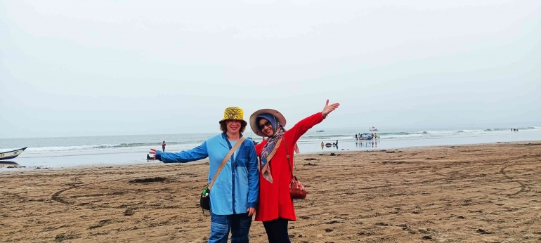 Dokpri. Mrs Shelee dan Krisma Yuanti, S.Sos, terlihat senang begitu tiba di Pantai Barat Pangandaran.
