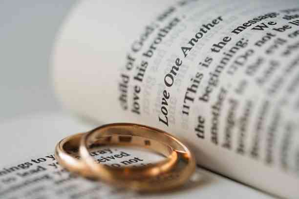 Foto dua cincin emas pernikahan | iStockphoto.com/Jun