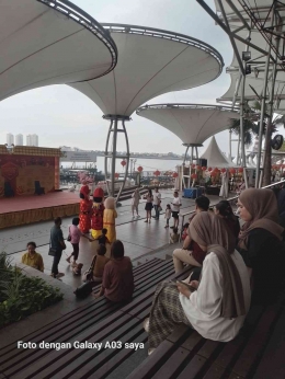 Ilustrasi pengunjung sedang duduk menikmati pemandangan laut Jakarta dari baywalk mall. (Sumber: dokpri/Billy Steven Kaitjily)