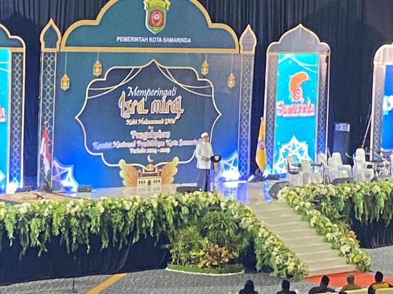 Bapak KH.Dr.Andi Harun (Walikota Samarinda) sedang memberikan Tausiah dan Hikmah isra dan Mi'raj Nabi Muhammad SAW 1445 H (Dokpri)
