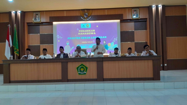 Dekan Fakultas Dakwah, Fawaizul Umam memberi sambutan penarikan (Hamim Thohari Majdi)